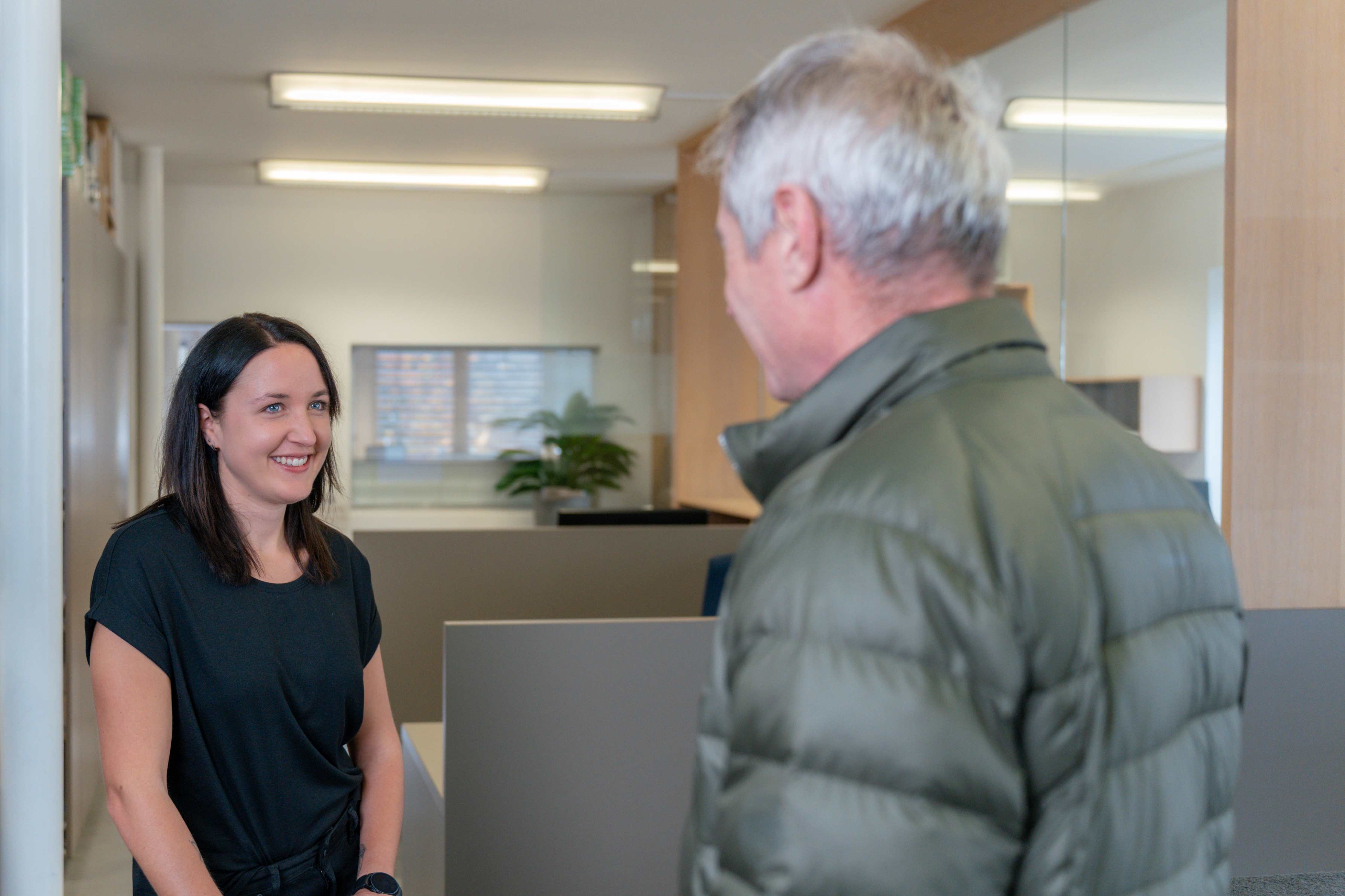 Kunde wird im Fachmarkt beraten