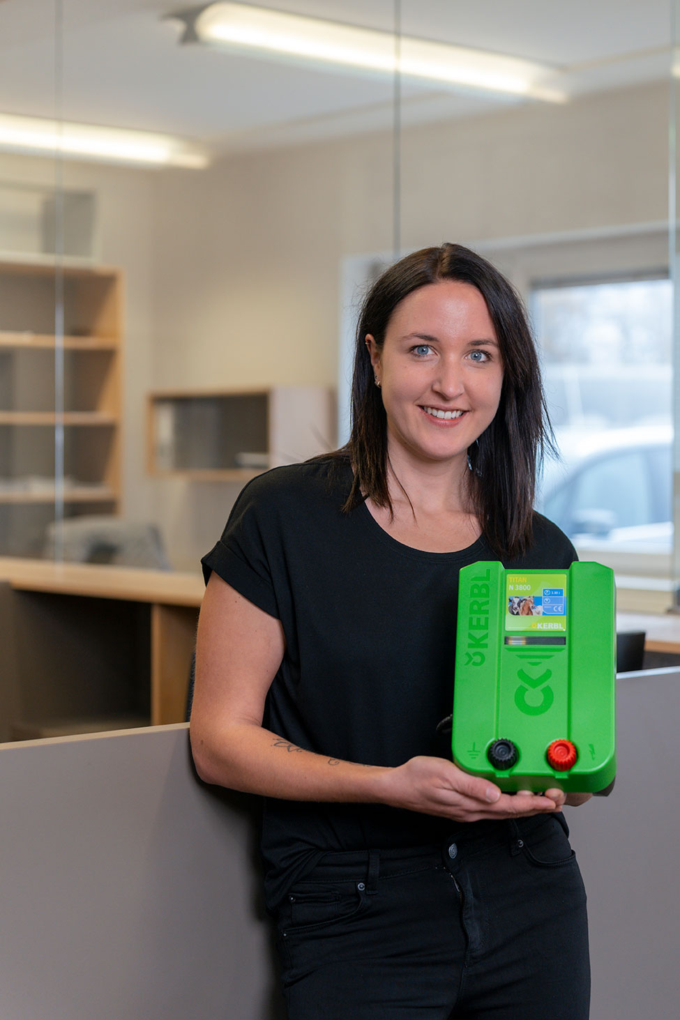 Martina Mayerhofer unsere Fachmarktberaterin klärt auf worauf bei der Montage deines Weidezauns zu beachten ist