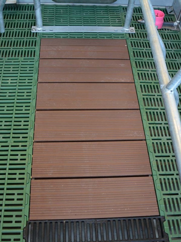 Keramikboden in Kombination mit MIK Kunststoffrosten und Gußroste. Eine Arretierungsleiste fixiert und verschließt die Keramikplatte am Kunststoffboden.